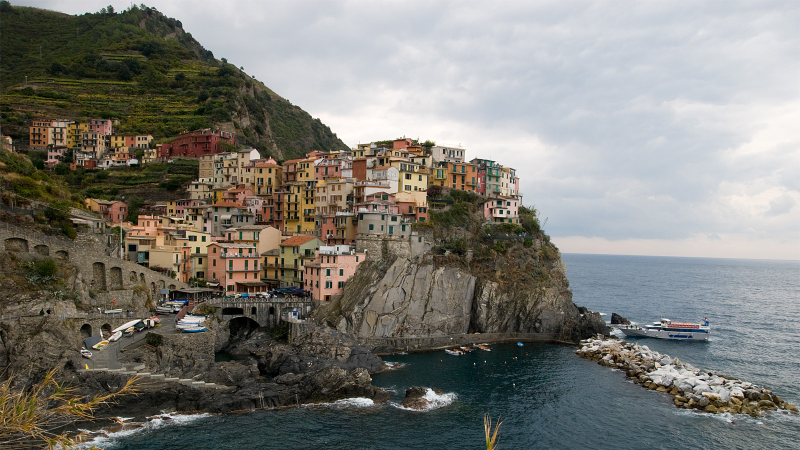 Illustration for article titled Amazing Cliff Houses: Literally Living on the Edge